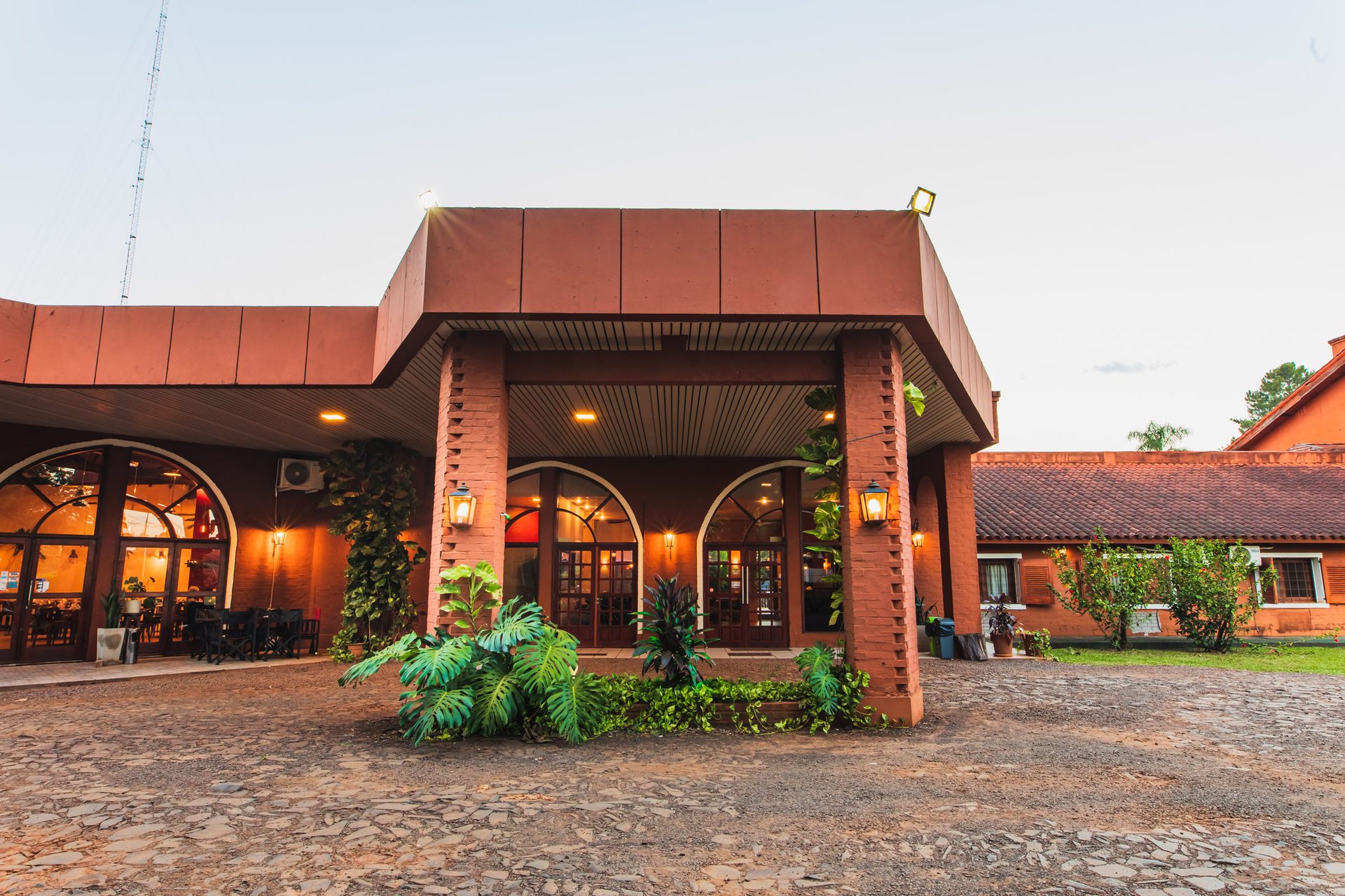 Fachada de Marcopolo Suites en Puerto Iguazú