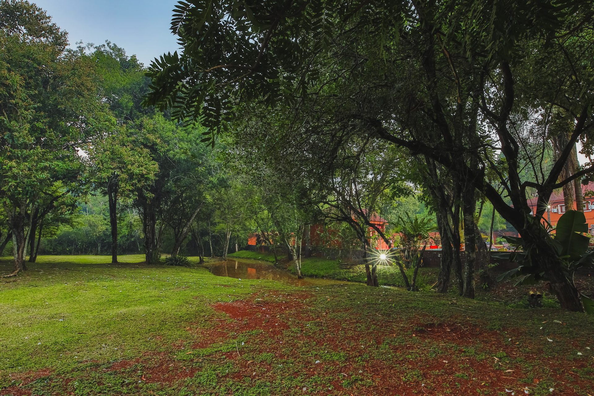 Parque arbolado de Marcopolo Suites Iguazú